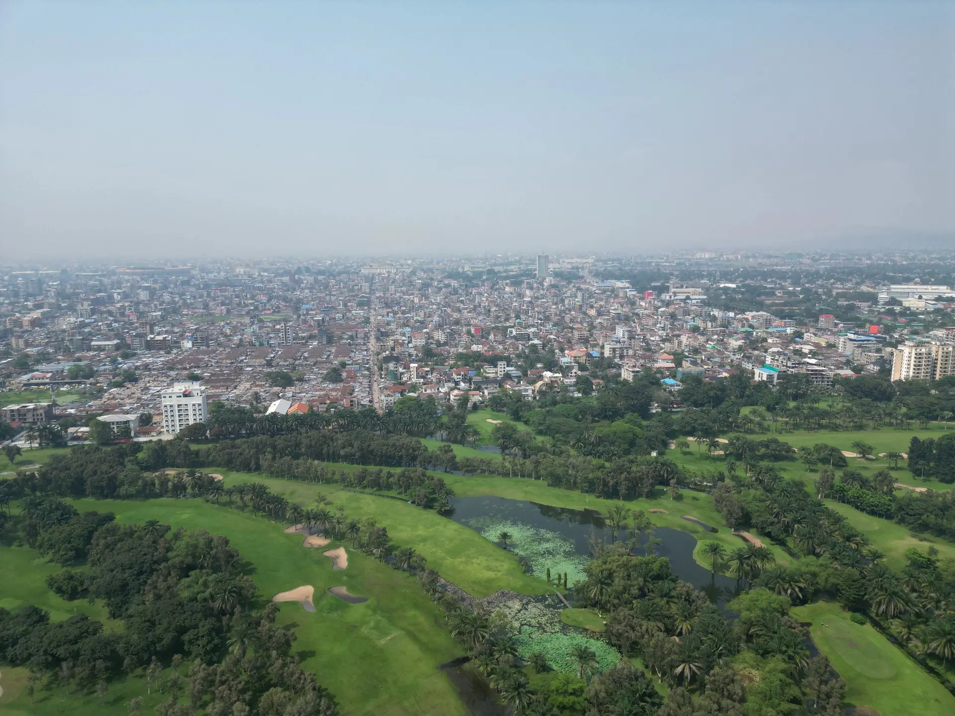 Vue aérienne d’un vaste paysage urbain et végétalisé